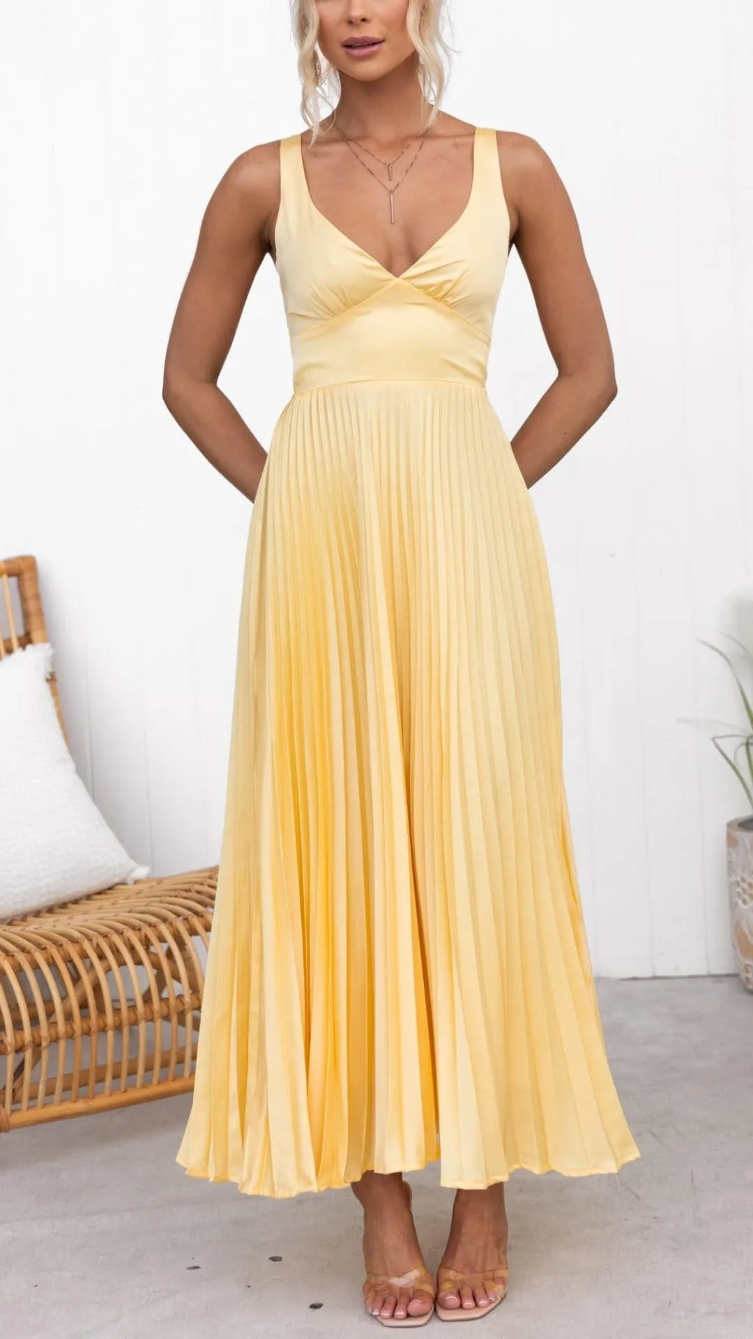 Aby - Robe longue plissée jaune à col en V