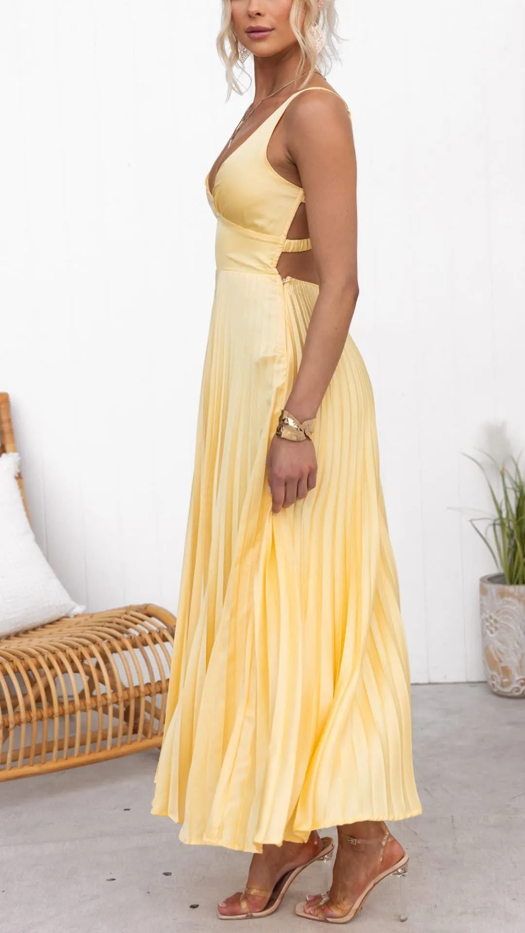 Aby - Robe longue plissée jaune à col en V - Image 3