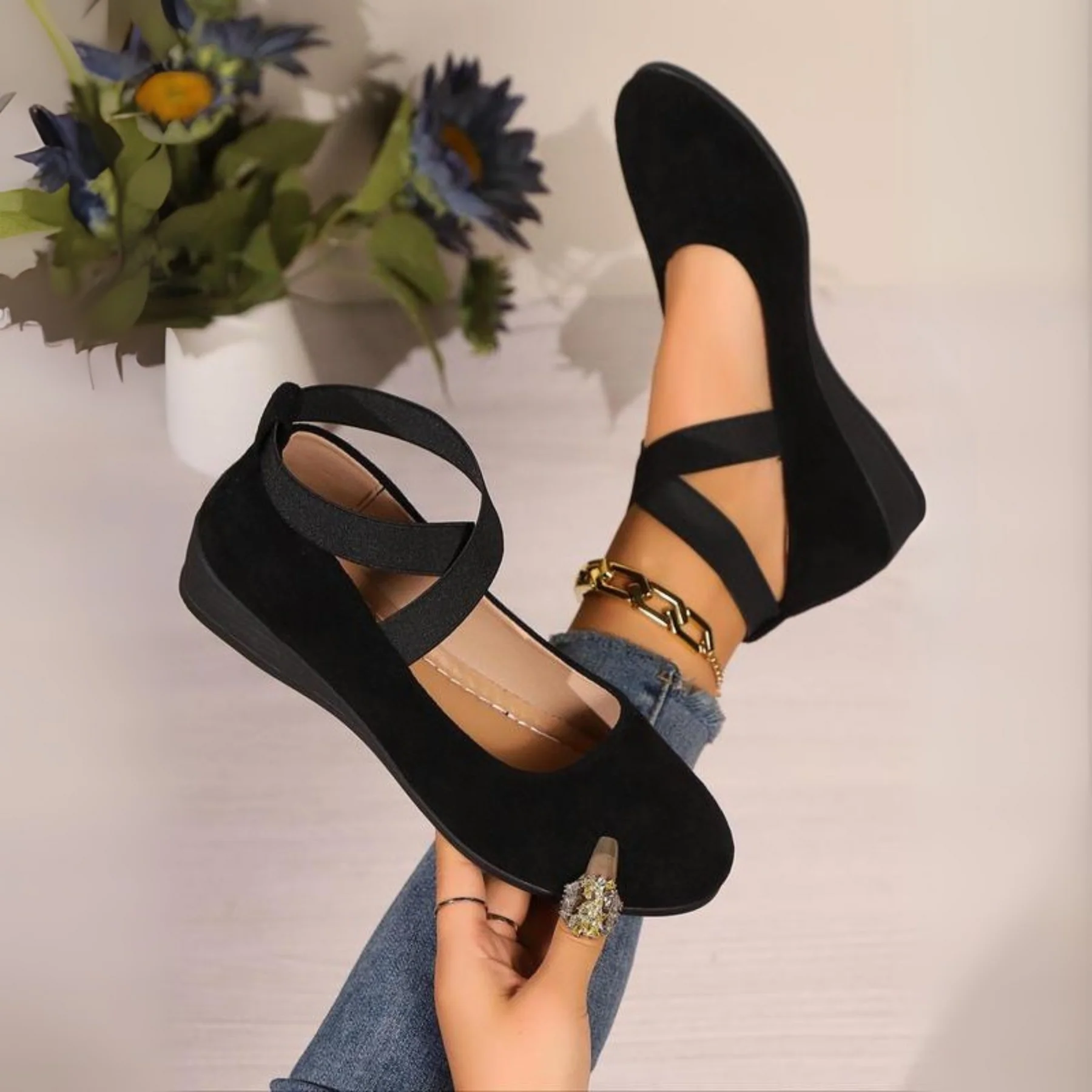 Ballerines avec semelle compensée et fermeture élégante
