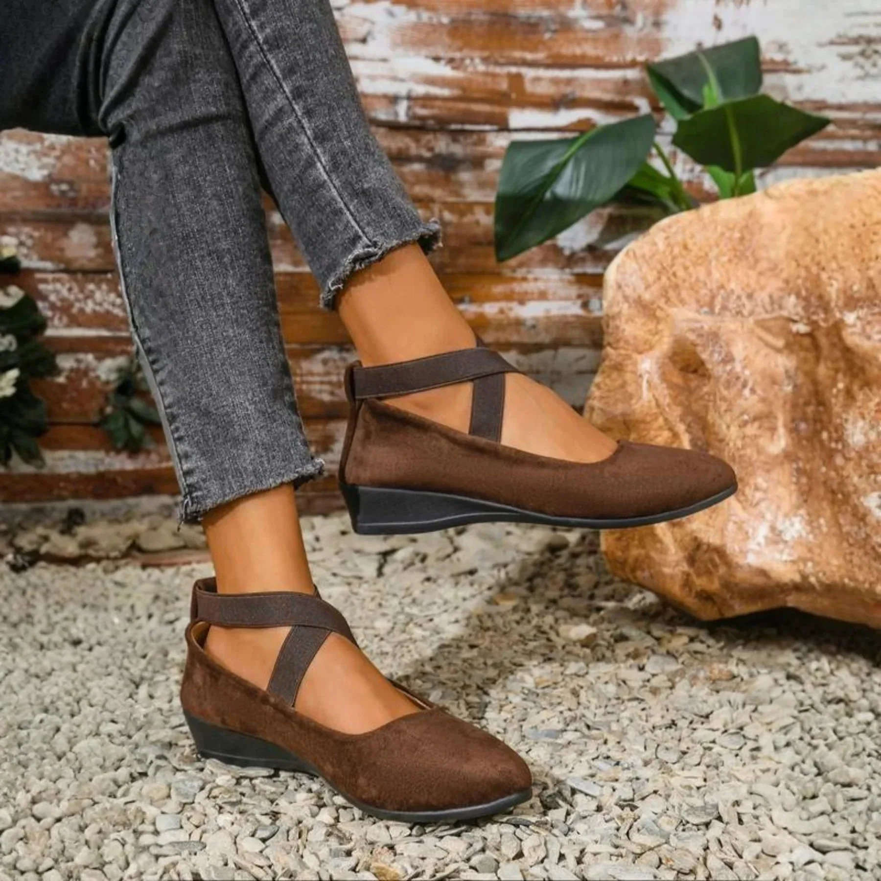 Ballerines avec semelle compensée et fermeture élégante - Image 2
