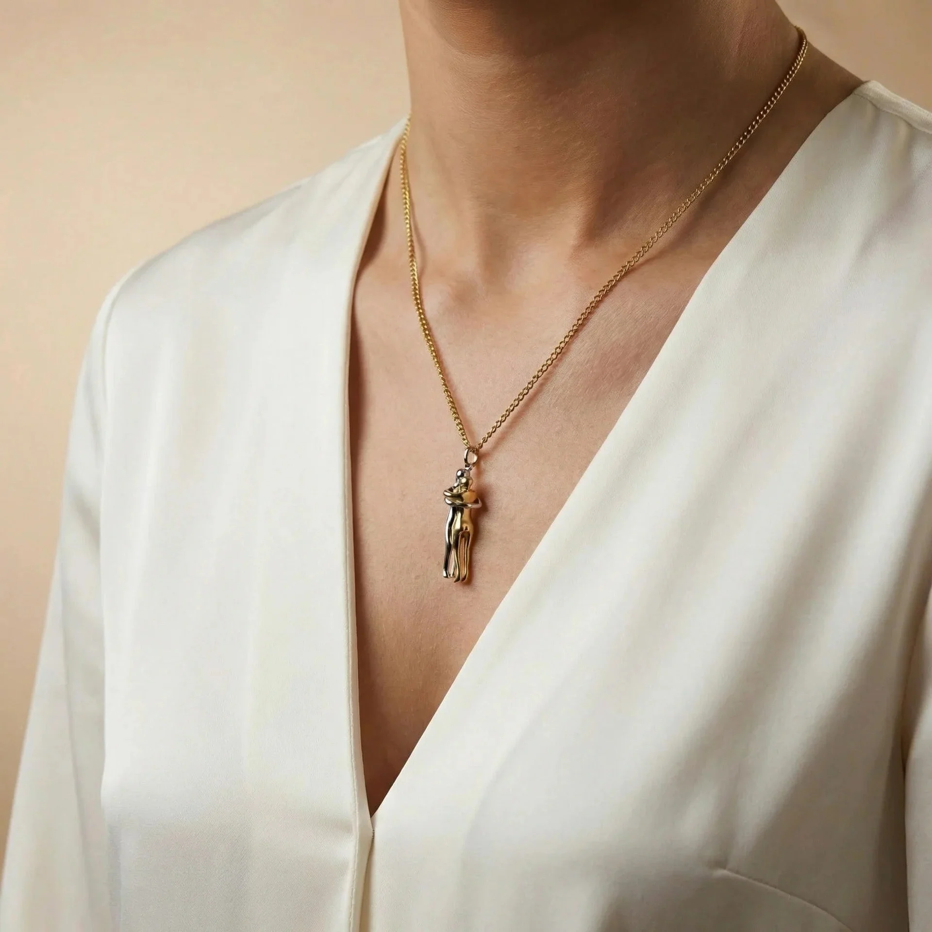 Collier étreinte symbolique élégant - Image 3