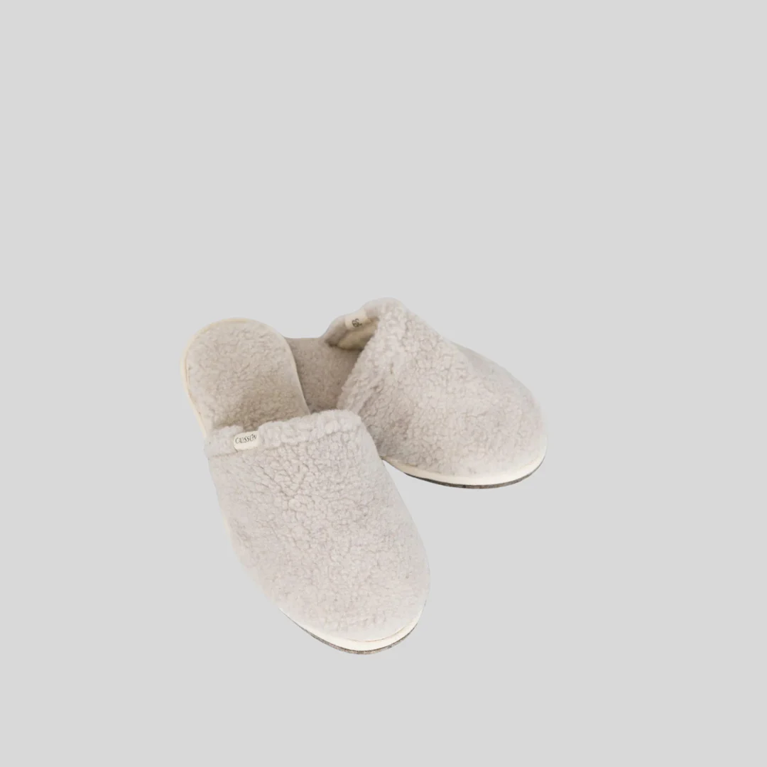 Pantoufles Fluffy en laine gris clair - Image 6