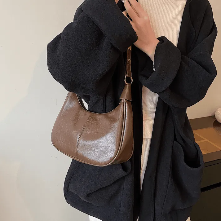Sac cabas vegan élégant avec anneaux dorés - Image 9